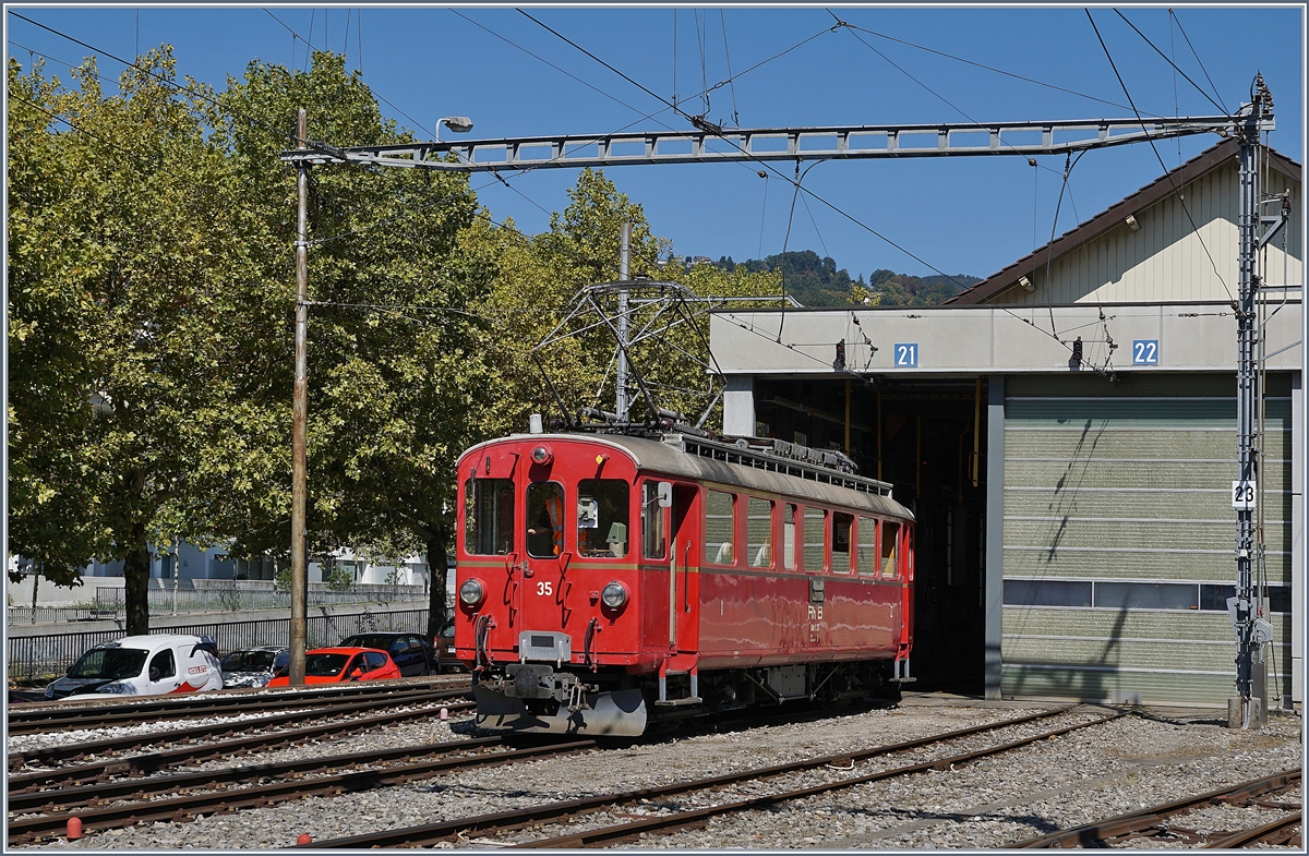 50 Jahre Blonay Chamby - MEGA BERNINA FESTIVAL: Whrend des B-C Bernina Festival verkehrte am Sonntag einige Zge der BC bis nach Vevey. 
Da der Zug relativ lang, und zudem die Treibfahrzeuge untereinander auch in Umgekehrter  Reihenfolge d.h. das Krokodil an der Spitze verkehren sollten ergab sich auf den recht engen Gleisangelange von Vevey ein sogenanntes  Kaisermanver , ein Ausdruck fr eine etwas komplizierteres  Rangieren, in diesem Fall mit dem Belle Epoque Zug, dem RhB Ge 4/4 182 und dem RhB ABe 4/4 35. 


9. Sept. 2018
