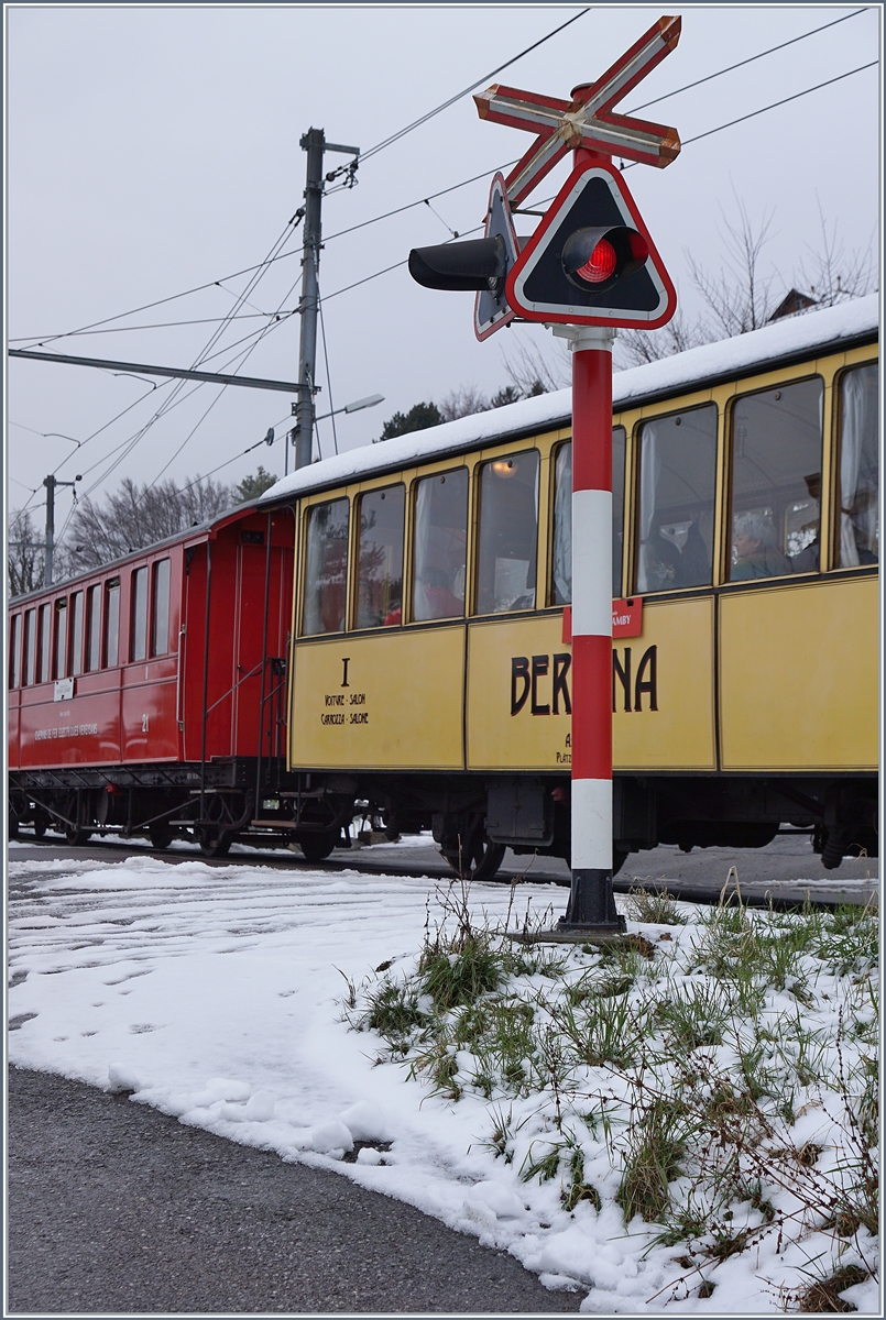 50 Jahre Blonay - Chamby;  Winterdampf :  Der RhB Bernina  Salonwagen  rollt vorbei. 
Planchamp den 3. März 2018