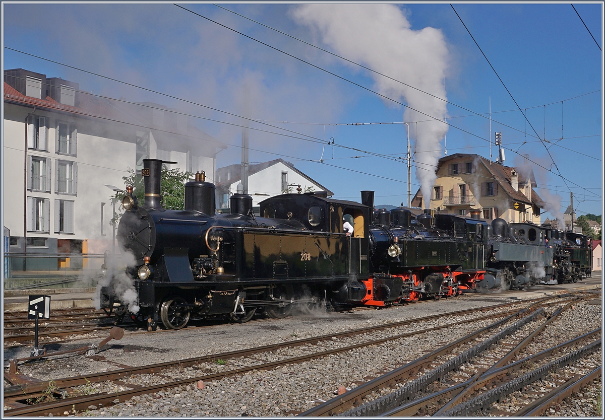 50 Jahre Blonay - Chamby; Mega Steam Festival: Am Freitag, den 11. Mai fand für vorab angemeldete Teilnehmer eine Foto- und Filmfahrt statt. Dies war für mich kein Thema, da ich arbeiten musste. Hingegen nutzte ich die Gelegenheit, die Abfahrt der zahlreichen Dampfloks in Blonay zu fotografieren. Acht Dampflok standen in Blonay! Auf dieses Bild sind noch die folgenden vier zu sehen (B-C Bezeichnungen): die CFF 208 (1913), die SEG 105 (1918) die CP E 164 (1905) und die FO 4 (1913). Die andern sind bereits auf dem Weg in Richtung Chamby. 

11. Mai 2018 