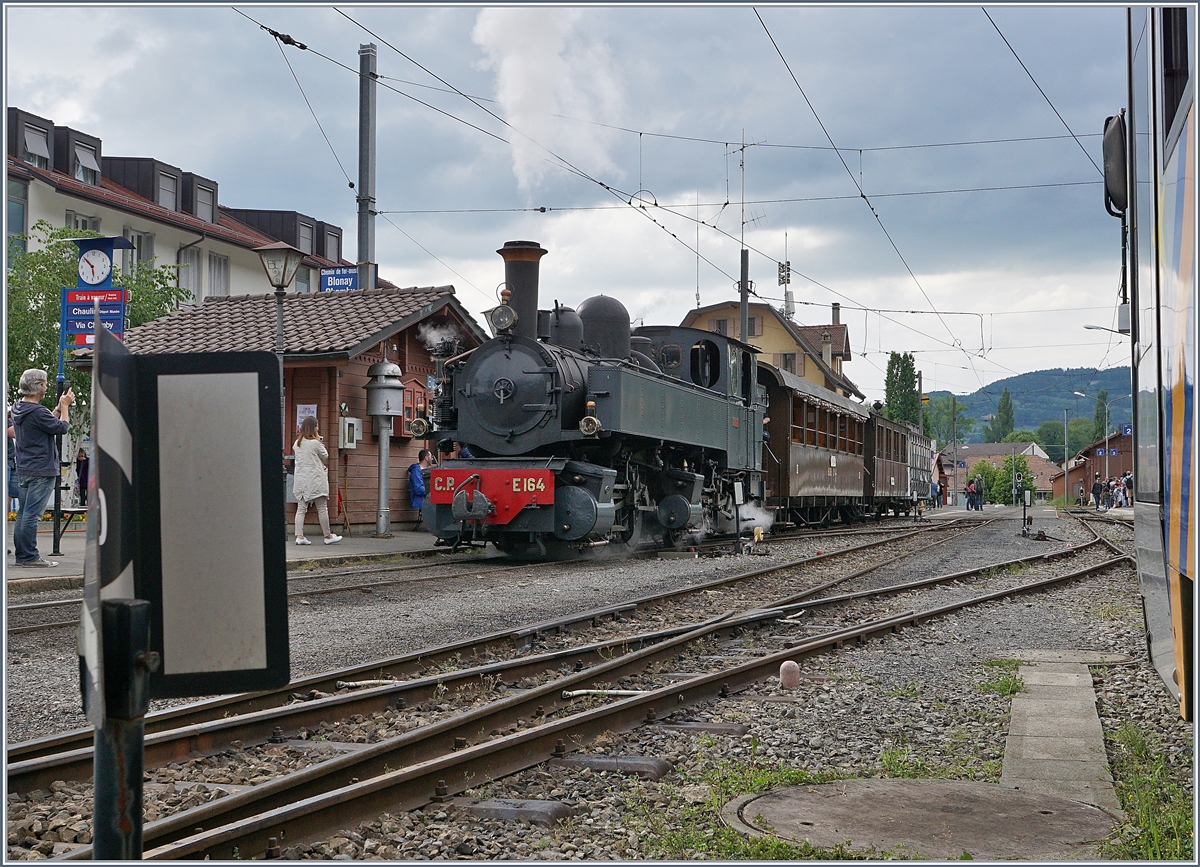 50 Jahre Blonay - Chamby; Mega Steam Festival: Die herrlich aufgearbeitete G 2x2/2 E 164
CP E 164 (1905) von  La Traction  wartet in Blonay mit ihrem Zug auf die Abfahrt nach Chamby. 

20. Mai 2018

