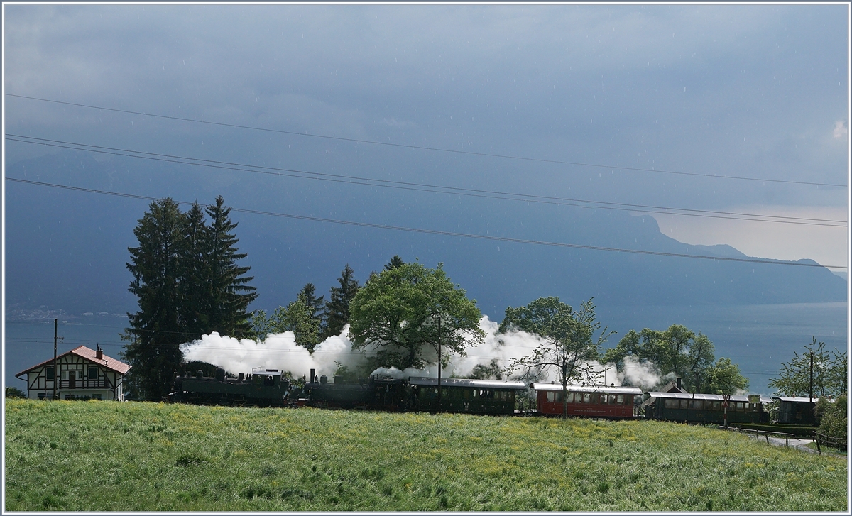 50 Jahre Blonay - Chamby; Mega Steam Festival: Gleich zwei Mallet Dampfloks bemühen sich um den langen Personenzug von Blonay nach Chamby: an der Spitze die La Traction - Dampflok C.P E 164 und dahinter die B-C SEG G 2x 2/2 105.
Das Bild entstand bei Chaulin.

19. Mai 2018 