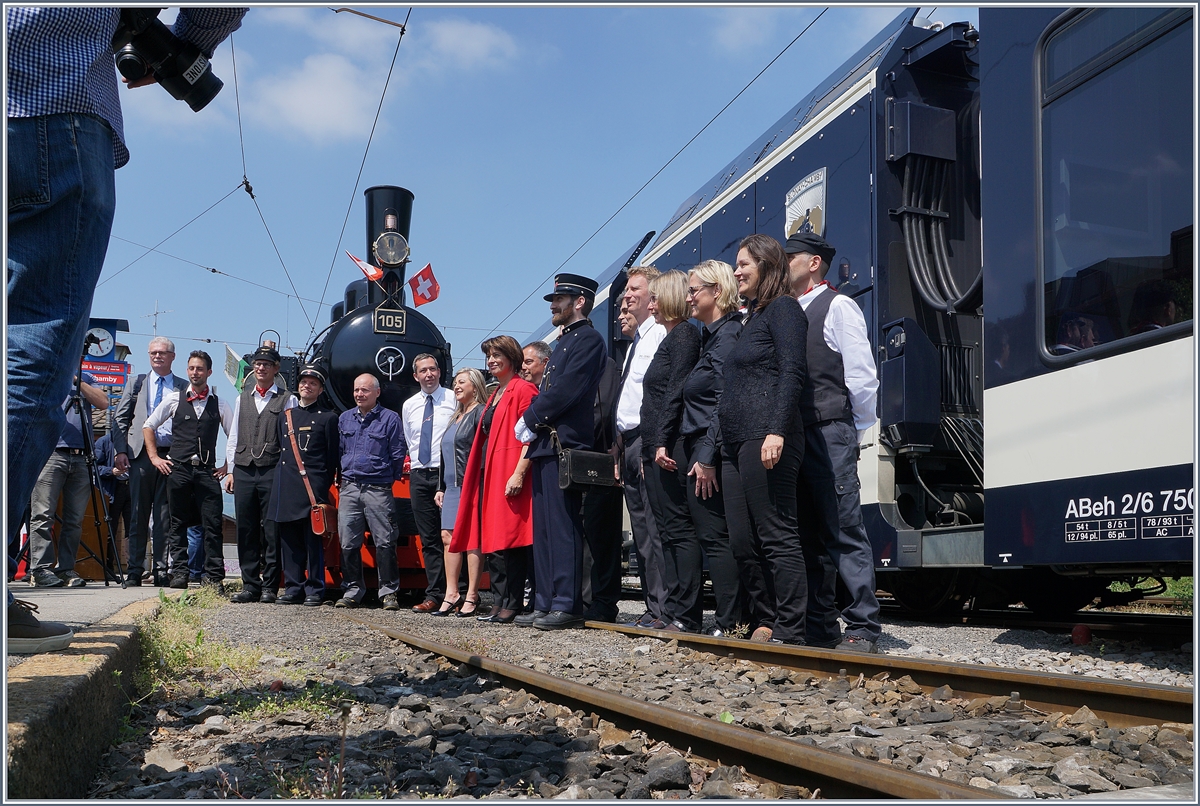 50 Jahre Blonay Chamby: Das Fest kann beginnen; nach einigen Worten, die bei einem solchen Anlass üblich sind, stellen sich die Polit-Prominenz - sogar die Verkehrsministern Bundesrätin Doris Leuthard ist angereist (!) - und die Blonay-Chamby Mitarbeiter für die Fotografen in Szene.
Blonay, den 4. Mai 2018