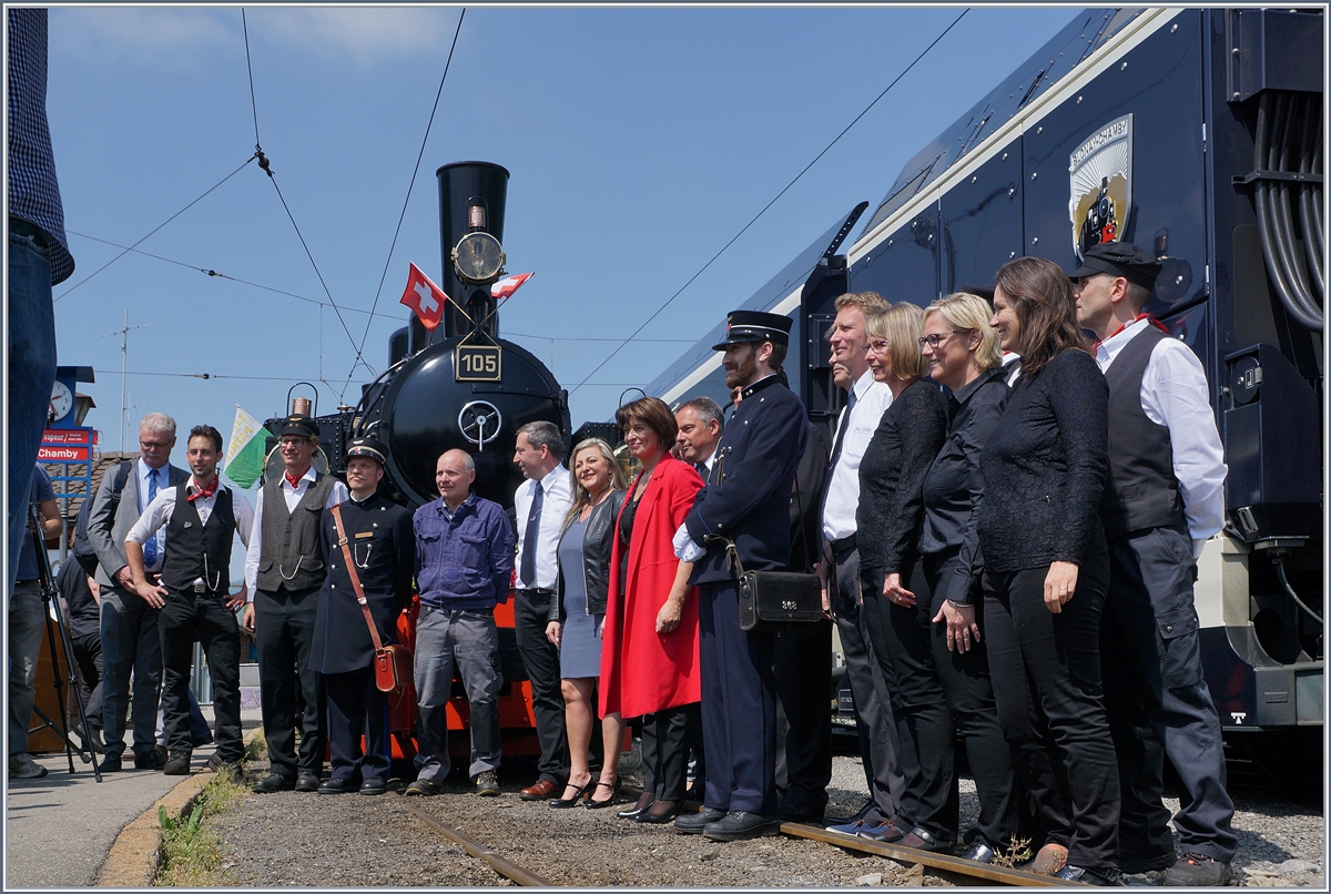 50 Jahre Blonay Chamby: Das Fest kann beginnen; nach einigen Worten die bei einem solchen Anlass üblich sind, stellen sich die Polit-Prominenz und die Blonay-Chamby Mitarbeiter für die Fotografen in Szene.
Blonay, den 4. Mai 2018