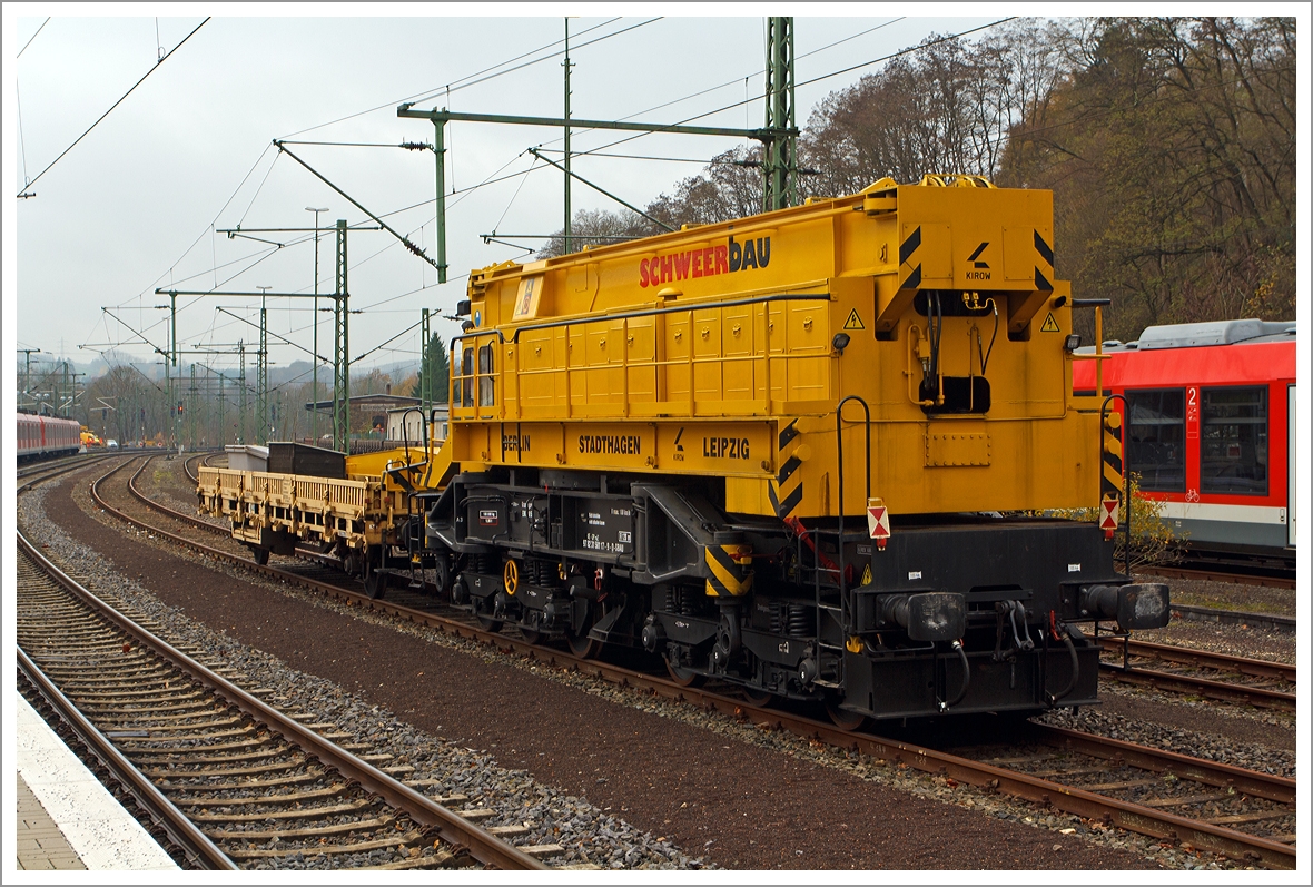 50t-KIROW-Schienenkran EDK 300/5  der Schweerbau, Schweres Nebenfahrzeug Nr. 97 82 31 501 17-9 (ex 60 80 092 3 747-0), abgestellt am 24.11.2013 in Au/Sieg. Davor der Schutzwagen 27 80 3349 005-5 D-WVZ.
Der Kran wurde 1984 vom VEB Schwermaschinenbau  S.M.KIROW   in Leipzig unter der Fabriknummer 34 gebaut.
