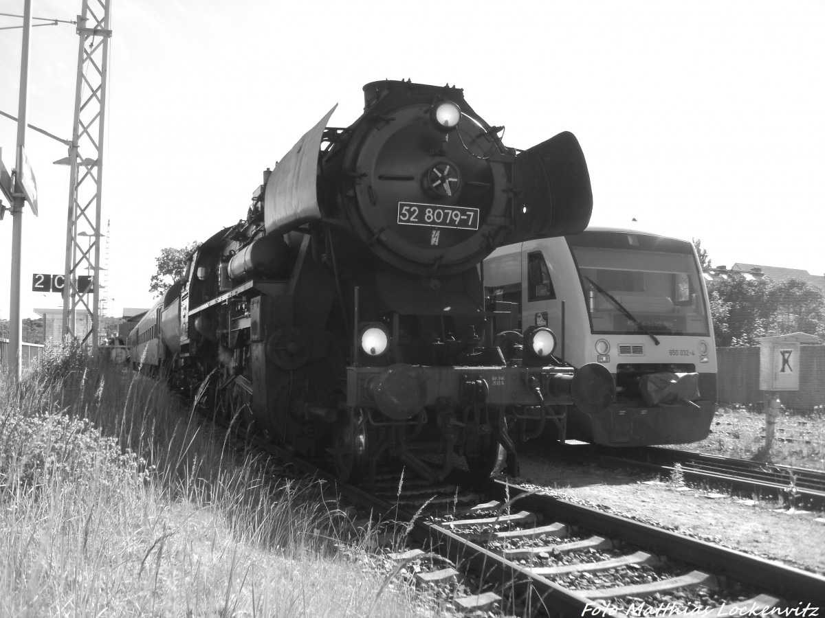 52 8079 und 650 032-4 im Bahnhof Bergen auf Rgen am 15.6.14 / schwarz wei Version