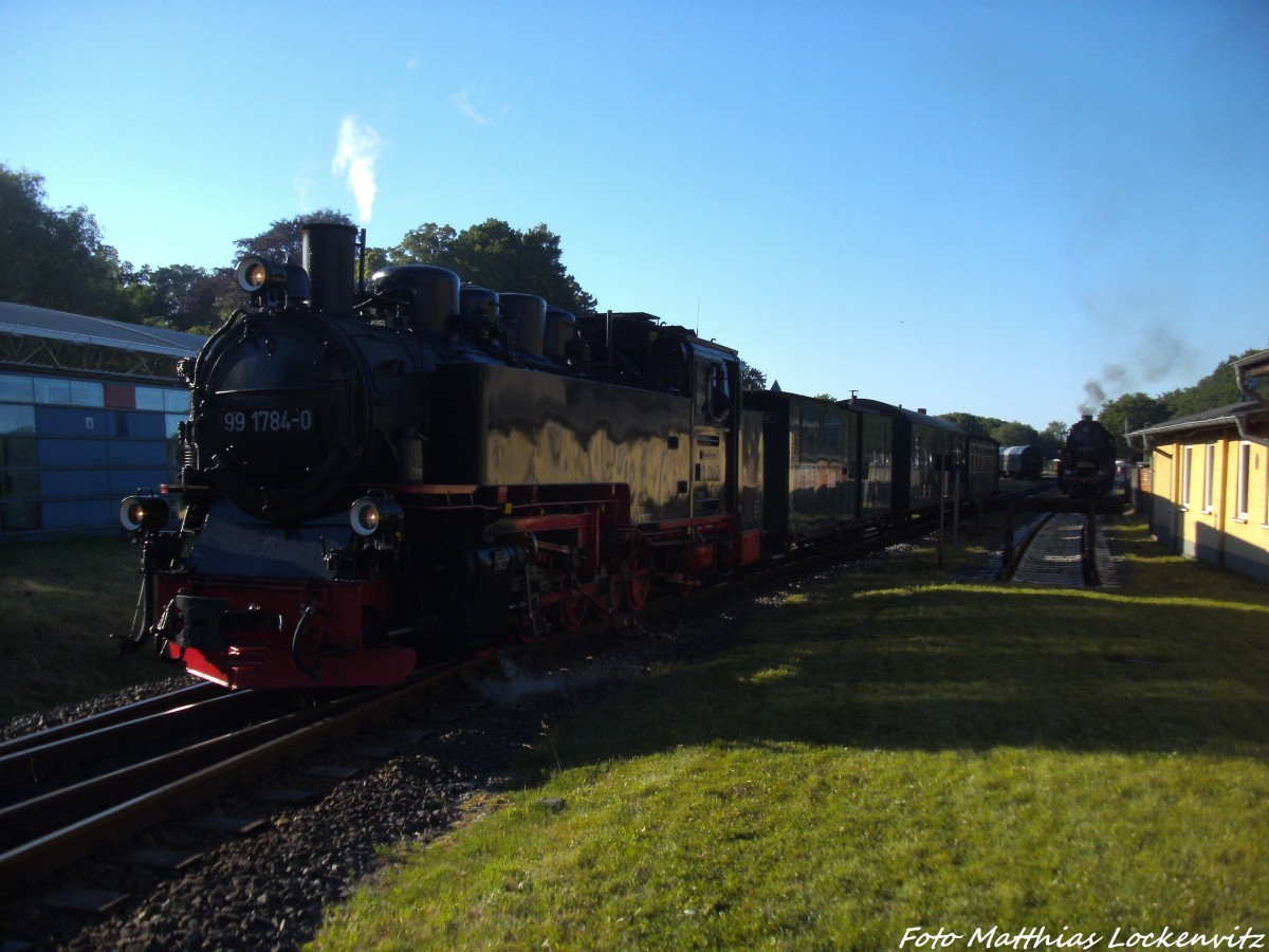 52 8079 abgestellt im Bahnhof Putbus und RBB 99 1784 unterwegs nach Lauterbach Mole am 14.6.14