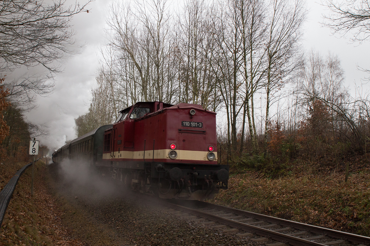 52 8131-6 der WFL zog am Sonntag, den 07.12.14 einen Sonderzug von Nossen über Dresden, Bischofswerda, Ebersbach, Löbau nach Görlitz und zurück. WFL 110 101-3 schob nach.
Hier wurde der Zug bei Bischofswerda fotografiert.