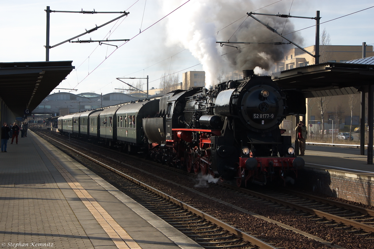 52 8177-9 Dampflokfreunde Berlin mit dem Dampfsonderzug  Stadtpendel  von Potsdam Hbf nach Berlin-Lichtenberg, bei der Ausfahrt aus dem Potsdamer Hbf. Der Zug hatte Potsdam mit ca. 20min Verspätung verlassen.