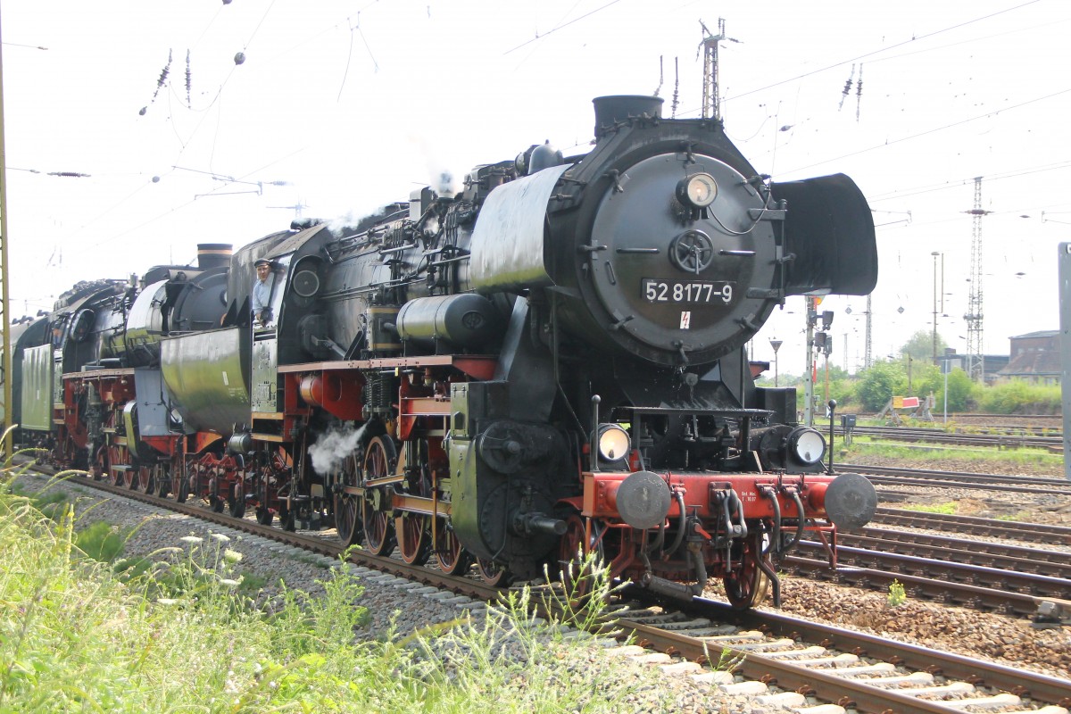 52 8177 mit ihrem Zug bei der Einfahrt in Halle.