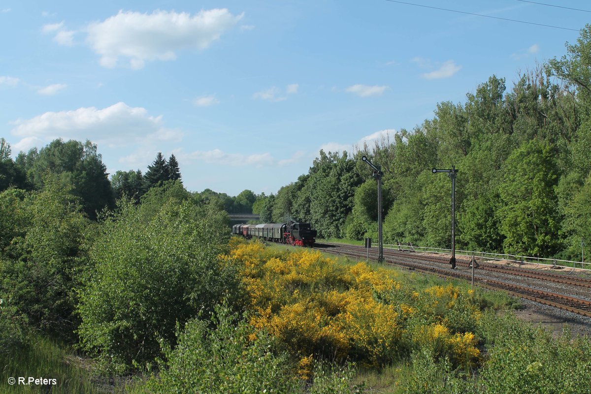 52 8195 durchfuhr Tender vorraus Reuth bei Erbendorf mit dem Sonderzug Hof - Nürnberg. 26.05.16