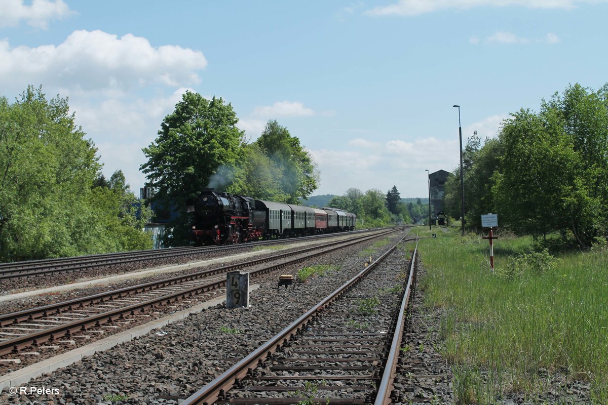 52 8195 zieht mit einem Sonderzug nach Hof durch Pechbrunn. 26.05.16