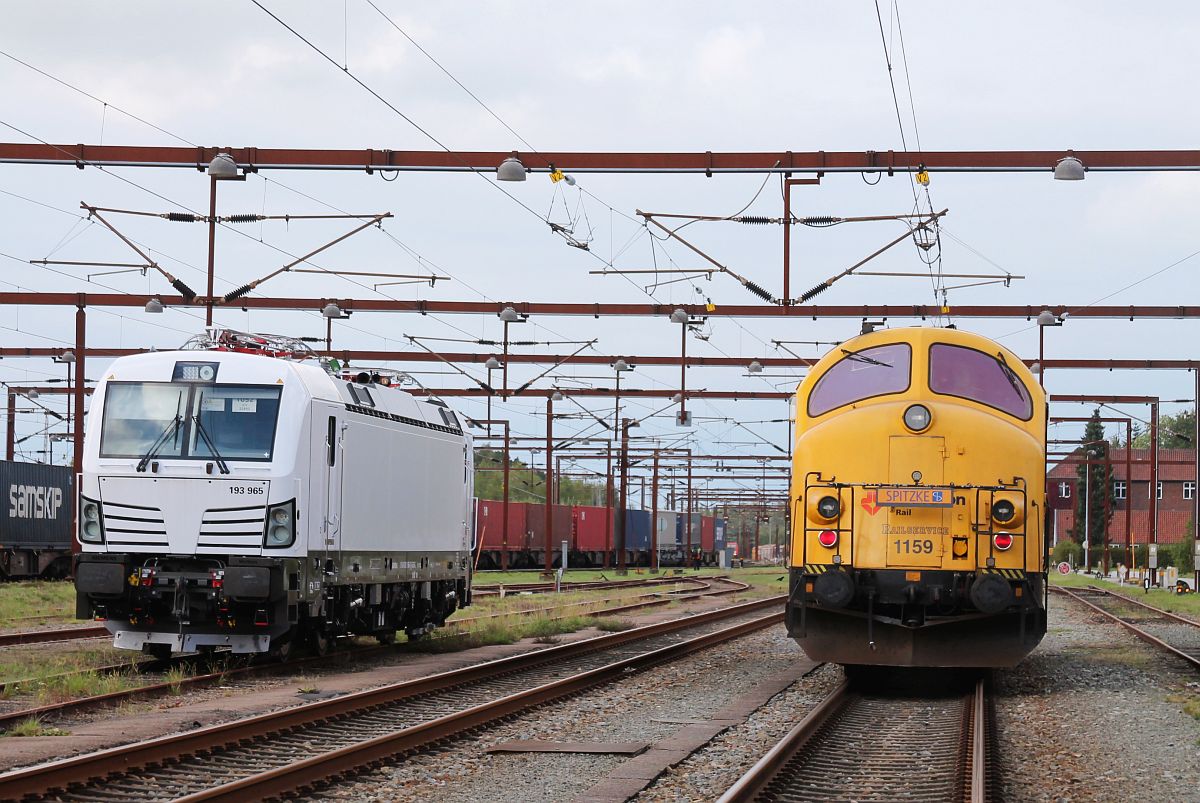 56 Jahre liegen zwischen den Indiesntstellungen der beiden gezeigten Lokomotiven:
Die MY 1159 wurde im Jahr 1965 von der DSB in Dienst gestellt, der Vectron von Siemens im Jahr 2021. Pattburg/Padborg 06.10.2021
 