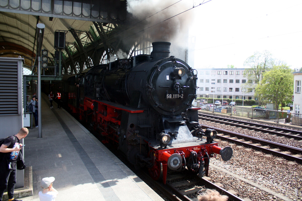 58 1111 mit einen Sonderzug im Bahnhof Dresden Hbf am 12.4.24