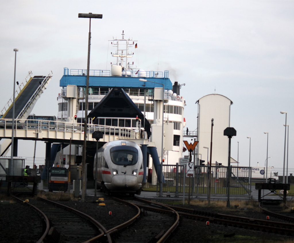 605 505-6 als ICE 38 von Oesterport nach Berlin-Ostbahnhof fuhr am 18.12.2013 langsam von der Scandlines runter.