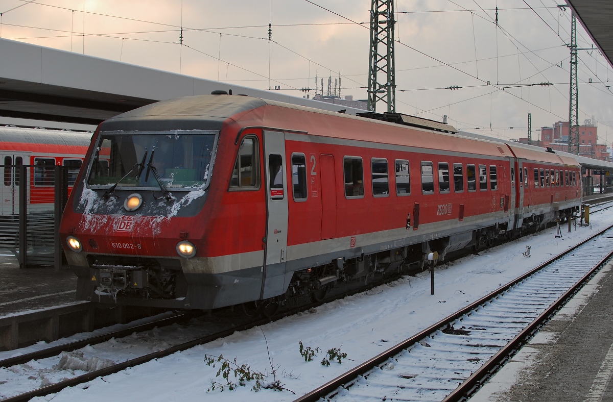 610 002 wartet auf Verstärkung in Nürnberg. Dezember 2009.
