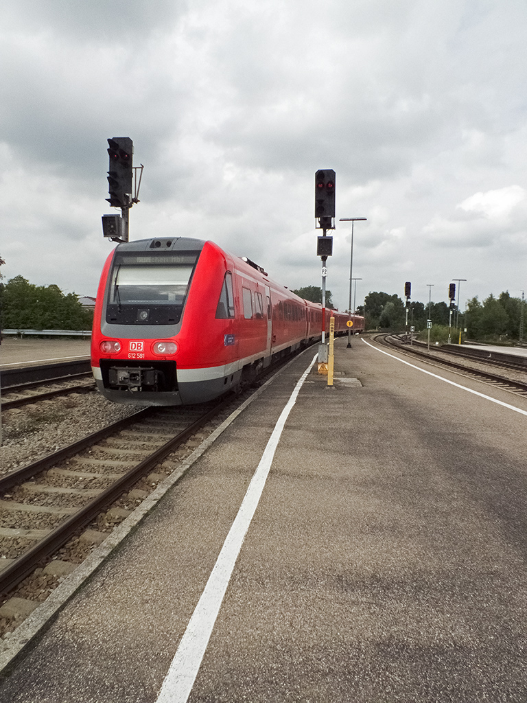 612 058 und 081, die mich aus Ulm nach Kempten brachten, setzten ihre Fahrt wenige Minuten später als RE nach München fort. Generell scheinen die Umläufe der Kemptener 612er recht komplex zu sein: Die REs aus Ulm und Augsburg fahren abwechselnd nach Lindau und Oberstdorf weiter, während der andere in Richtung Buchloe und München wendet. In der Gegenrichtung läuft es dann andersherum, wobei es auch durchlaufende Zge von Lindau nach München gibt...