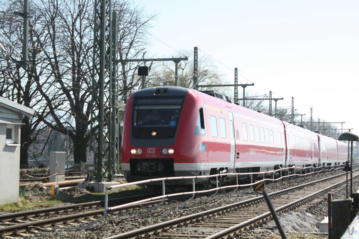 612 080/580 und 612 086/586 mit dem RE70 von Lindau Insel (ehemals Lindau Hbf) mit ziel Mnchen Hbf bei der Durchfahrt am Bahnbergang Aeschacher Ufer am 24.3.21