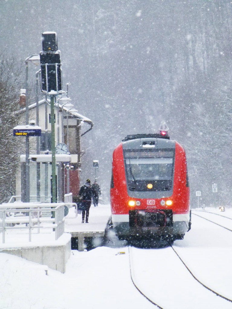 612 100 als RE7 nach Würzburg wartet in Gräfenroda den Gegenzug ab, 17.1.16.