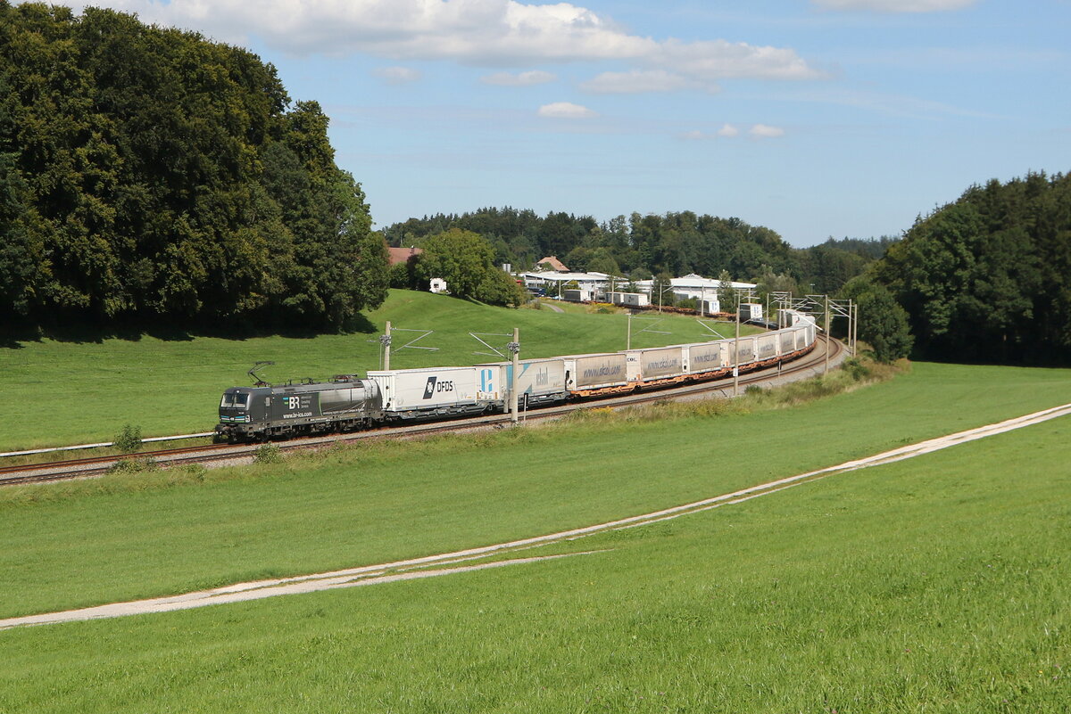 6193 202 mit einem  EKOL-KLV  aus Salzburg kommend am 1. September 2025 bei Axdorf.