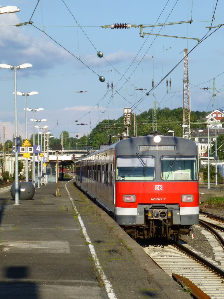 620 422 (hinten, sichtbar) und 620 418 am 10.9.15 bei der Durchfahrt auf Gleis 4 in Wuppertal-Oberbarmen.