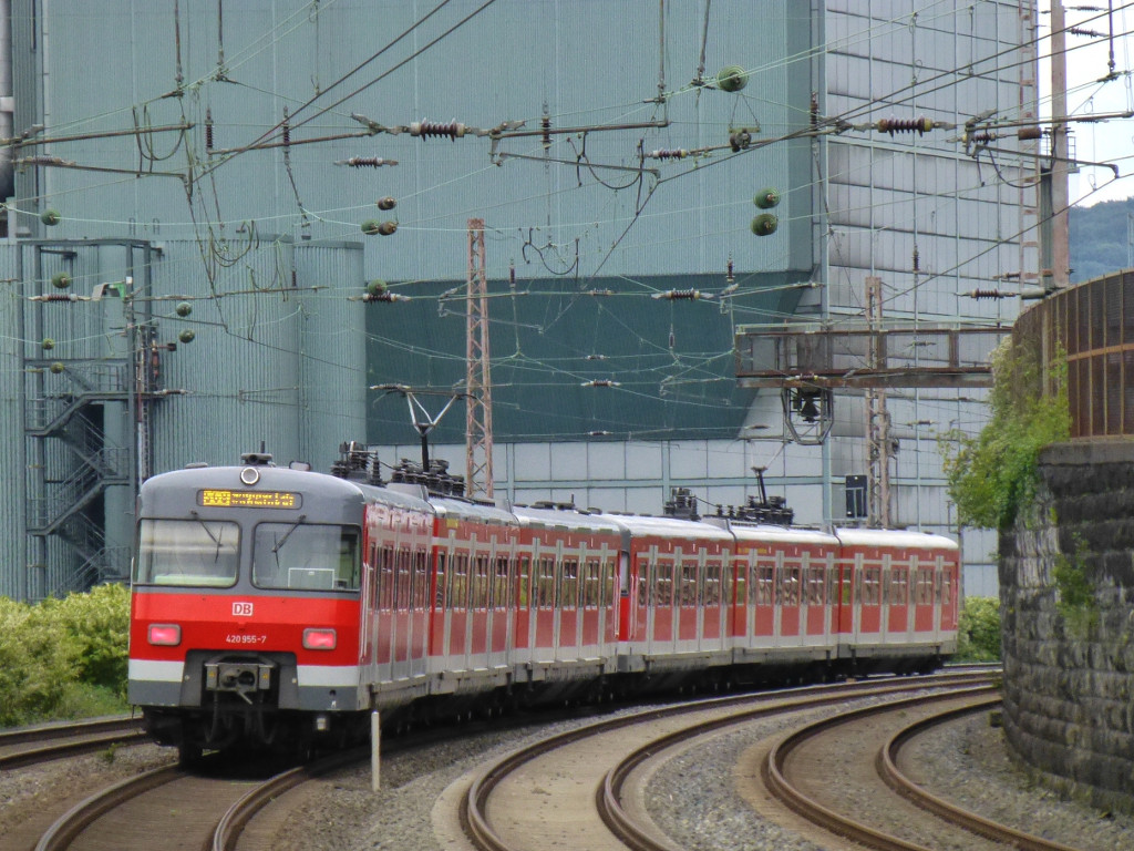 620 455 (hinten, sichtbar) und 620 ??? am 14.9.15 in Wuppertal am Arrenberg, im Hintergrund der Block des HKWs Elberfeld.