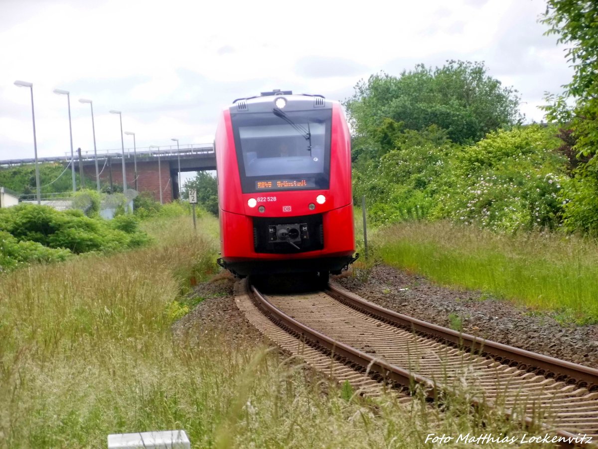 622 528 / 028 kurz vor dem Bahnhof Grnstadt aus Richtung Freinsheim kommend am 2.6.16