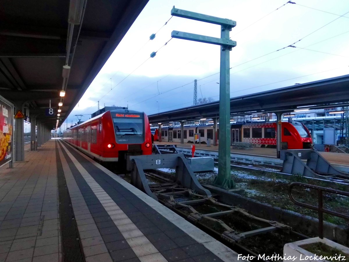 622 XXX/XXX und 425 019 im Bahnhof Worms Hbf am 15.1.17