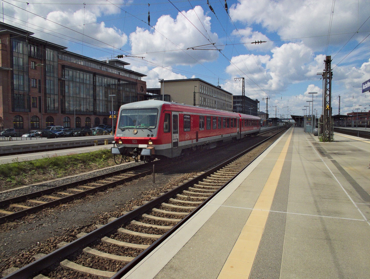 628 327 verlässt Aschaffenburg, um als RegionalExpress in Richtung Lauda zu fahren.