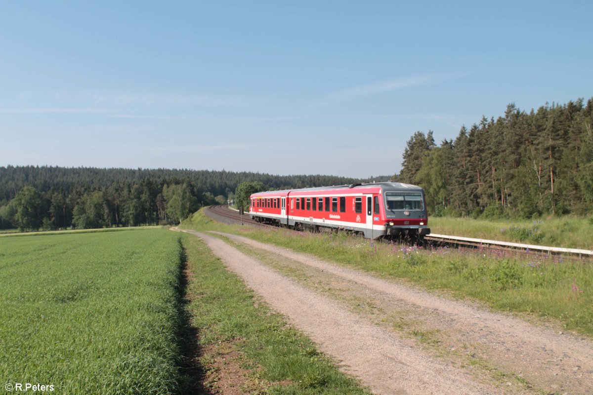 628 422 der Gäubodenbahn auf Überführungsfahrt von Mühldorf nach Chemnitz zur Werkstatt bei Neudes gen Hof. 26.05.18