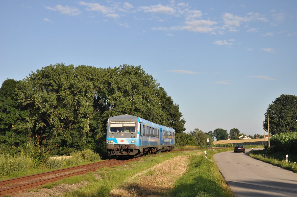 628 423 war am Abend des 9. Juli 2020 als RB 29437 von Pocking nach Passau Hbf unterwegs und wurde dabei zwischen Sulzbach(Inn) und Engertsham fotografiert. 