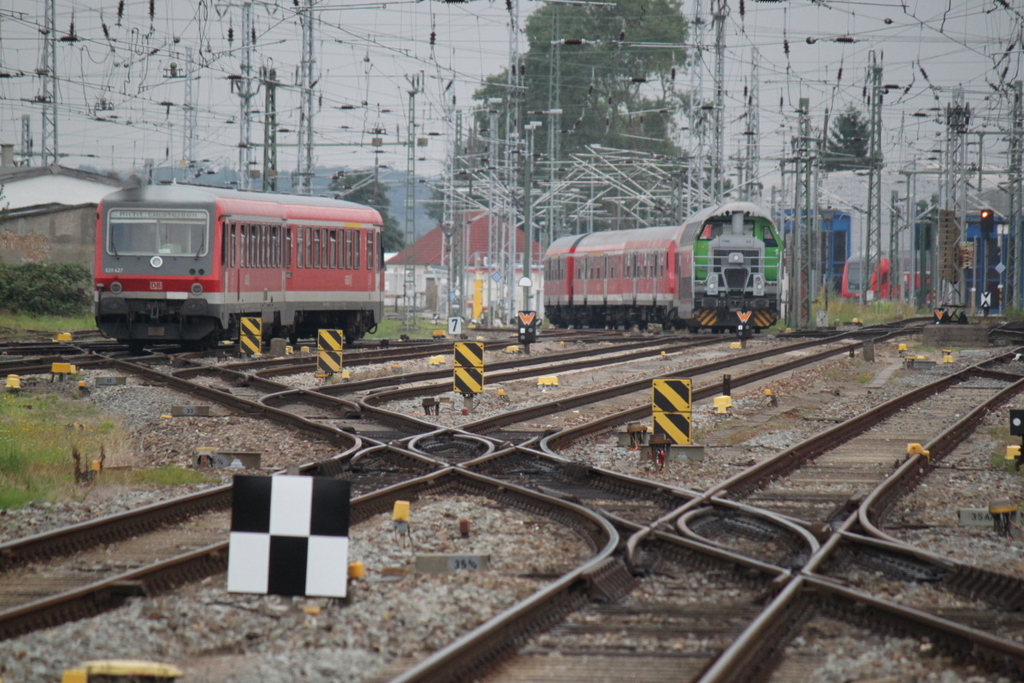 628 427-6 und 650 114-8 waren am Morgen des 15.08.2015 mit Rangieren im Rostocker Hbf beschftigt.