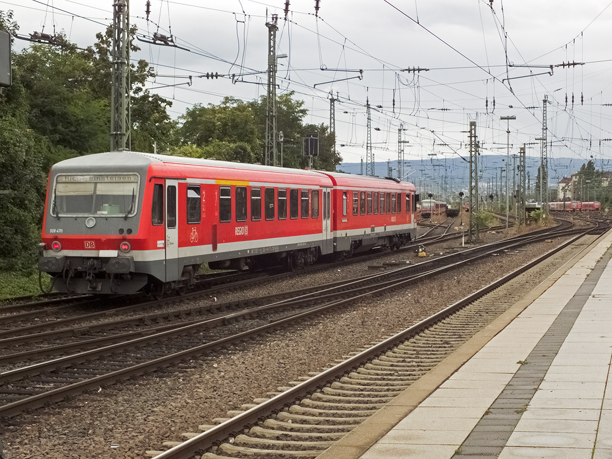 628 470 rückt am 26.08.14 in die Abstellanlage des Mainzer Hauptbahnhofes ein. Im Hintergrund sind schemenhaft lange Reihen abgestellter 425er zu erkennen, die in den Sommerferien wegen der Bauarbeiten zwischen Mainz und Mannheim beschäftigungslos herumstanden.