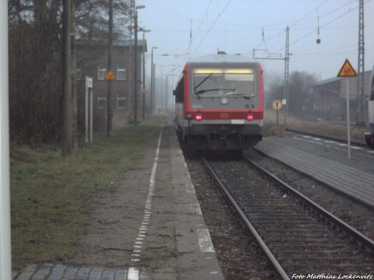 628 651 / 928 651 mit ziel Stralsund Hbf beim Verlassen des Bahnhofs Sternfeld am 14.12.13