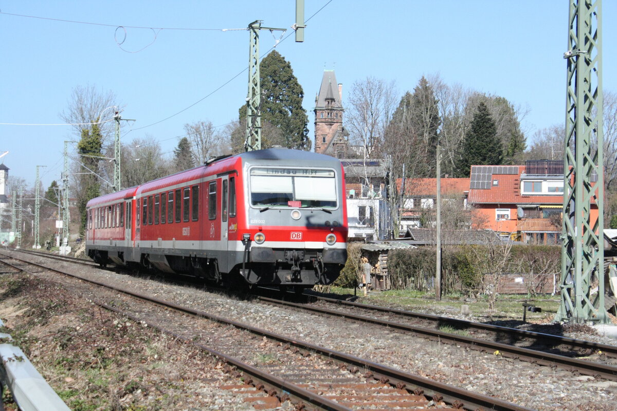 629 002 / 628 902 mit ziel Lindau Insel (ehemals Lindau Hbf) bei der Durchfahrt am Bahnbergang Aeschacher Ufer m 24.3.21