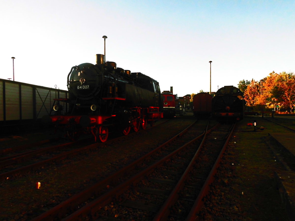 64 007 und Dampfschneeschleuder im Eisenbahn und Technikmuseum Schwerin am 29.9.18