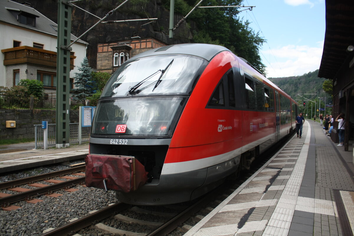 642 032/532 mit Ziel Decin hl.n. im Bahnhof Schna am 6.6.22