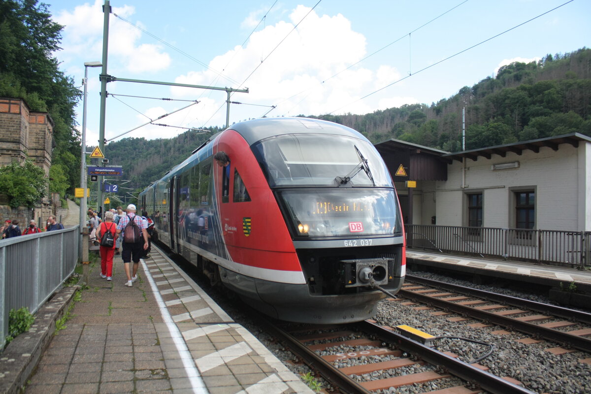 642 037/537 mit Ziel Decin hl.n. im Bahnhof Schöna am 6.6.22