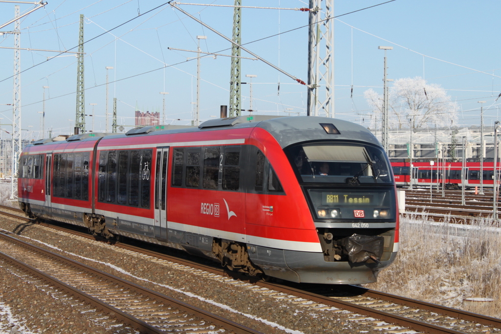 642 050-8 als RB11(RB 13121)von Wismar nach Tessin bei der Ausfahrt im Rostocker Hbf.22.01.2016