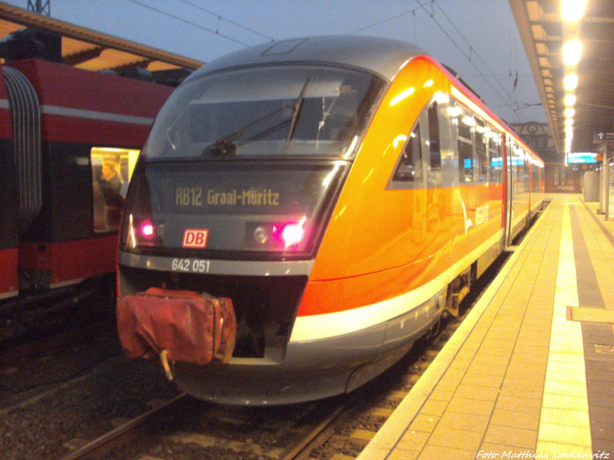 642 051 / 551 als RB12 mit ziel Graal-Mritz im Bahnhof Rostock Hbf am 14.12.13