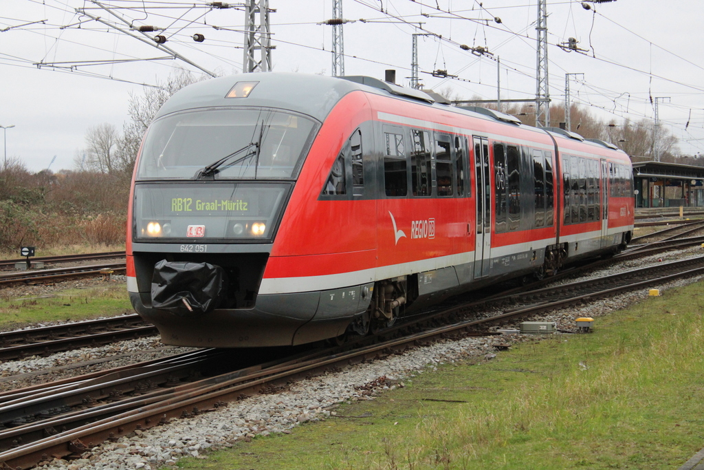 642 051 als RB 12 von Rostock Hbf nach Graal-Müritz bei der Bereitstellung im Rostocker Hbf.07.02.2020