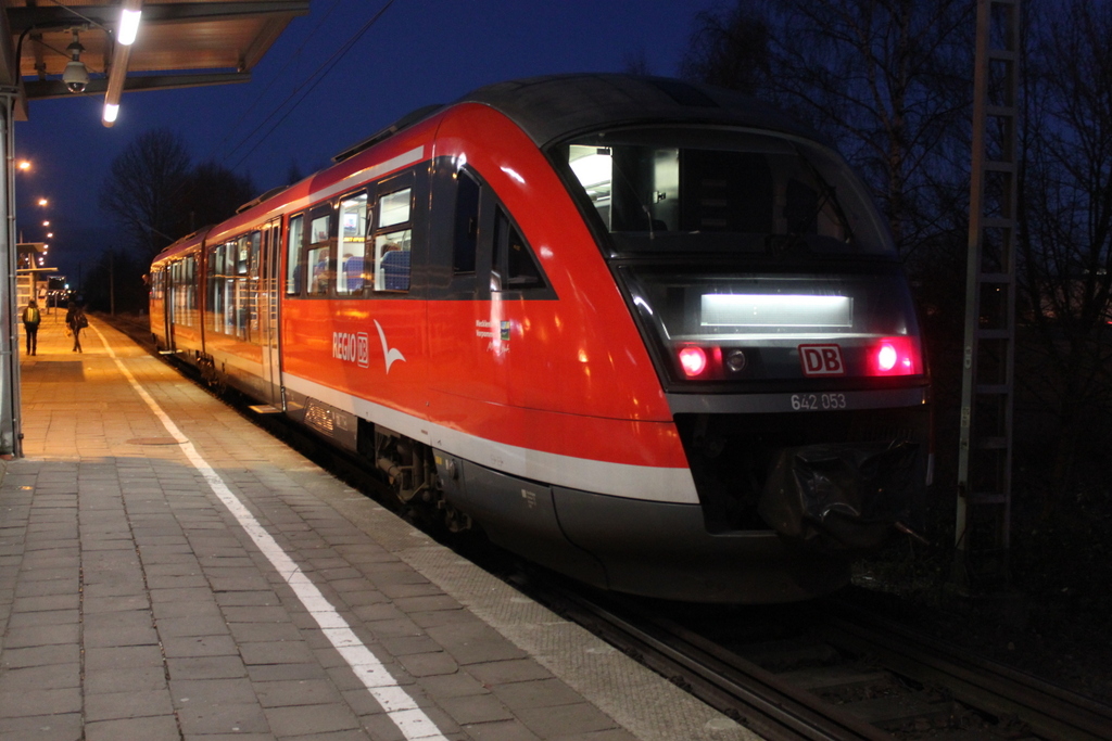 642 053 als S1(Rostock-Warnemnde)kurz vor der Ausfahrt im Haltepunkt Rostock-Holbeinplatz.06.01.2017