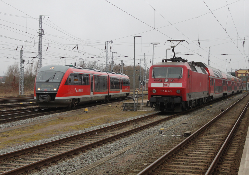 642 183-7 beim Rangieren im Rostocker Hbf neben an stand 120 203-5 rum.18.03.2016