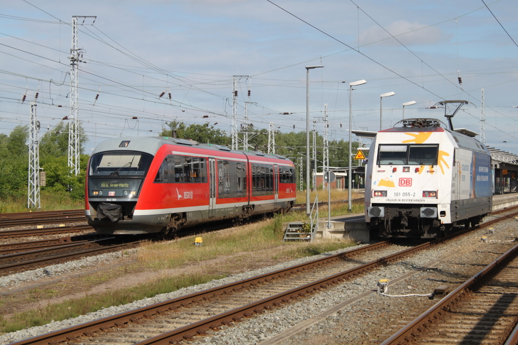 642 183 als RB 12 von Rostock Hbf nach Graal-Mritz bei der Ausfahrt im Rostocker Hbf neben an stand 101 055-2.16.07.2016