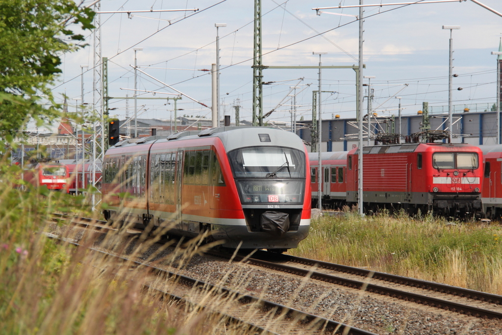 642 184 als RB 11(Tessin-Wismar)bei der Einfahrt im Rostocker Hbf neben an hatte 112 104 Wochenend-Ruhe.10.07.2016