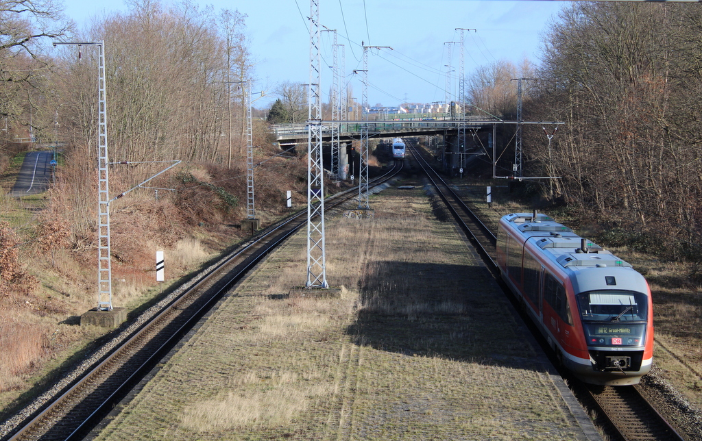 642 184 als RB 12 von Rostock Hbf nach Graal-Müritz bei der Ausfahrt in Rostock-Kassebohm,aus der Gegenrichtung kam dann schon ICE 758 nach Köln Hbf angefahren.05.02.2022