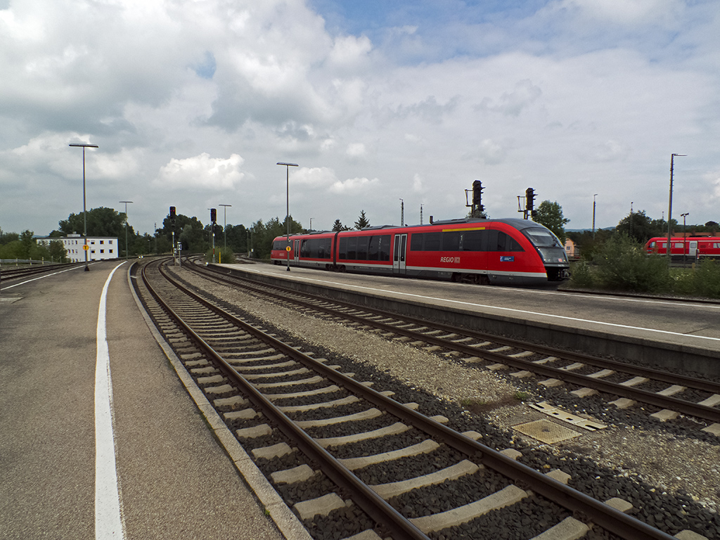 642 215 verlässt am 31.07. als RB nach Reutte in Tirol den Kemptener Hauptbahnhof.