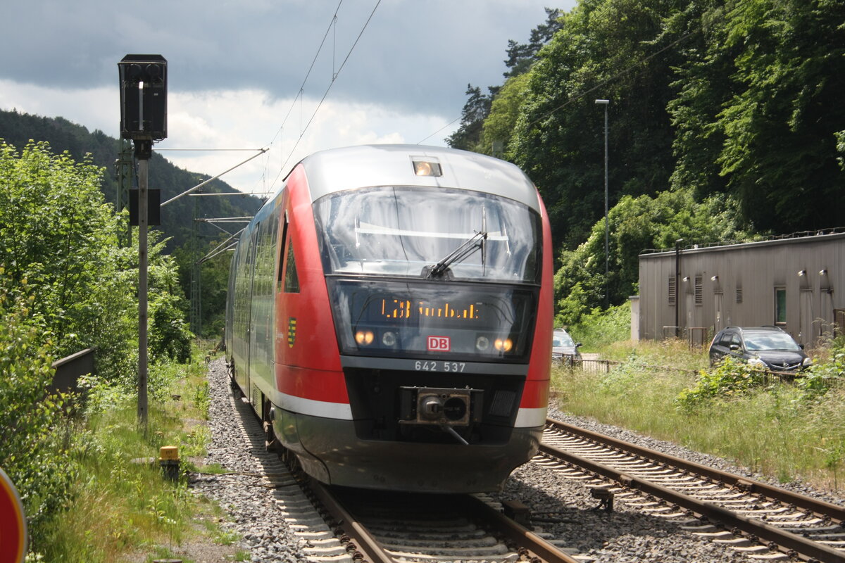 642 527/037 mit Ziel Rumburk bei der Einfahrt in den Bahnhof Schna am 6.6.22