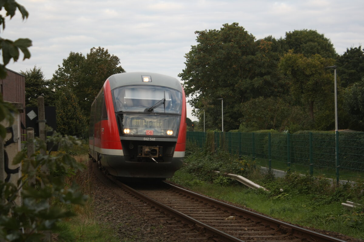 642 548/048 als RB11 mit Ziel Wismar bei der Einfahrt in den Haltepunkt Rostock Thierfelder Strae am 20.9.21