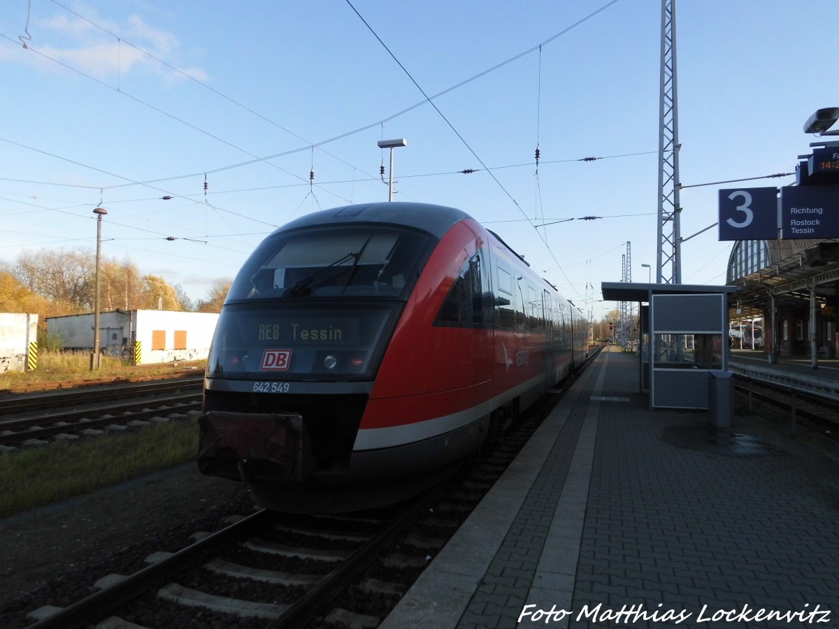 642 549 / 049 als RE8 mit ziel Tessin im Bahnhof Wismar am 8.11.15