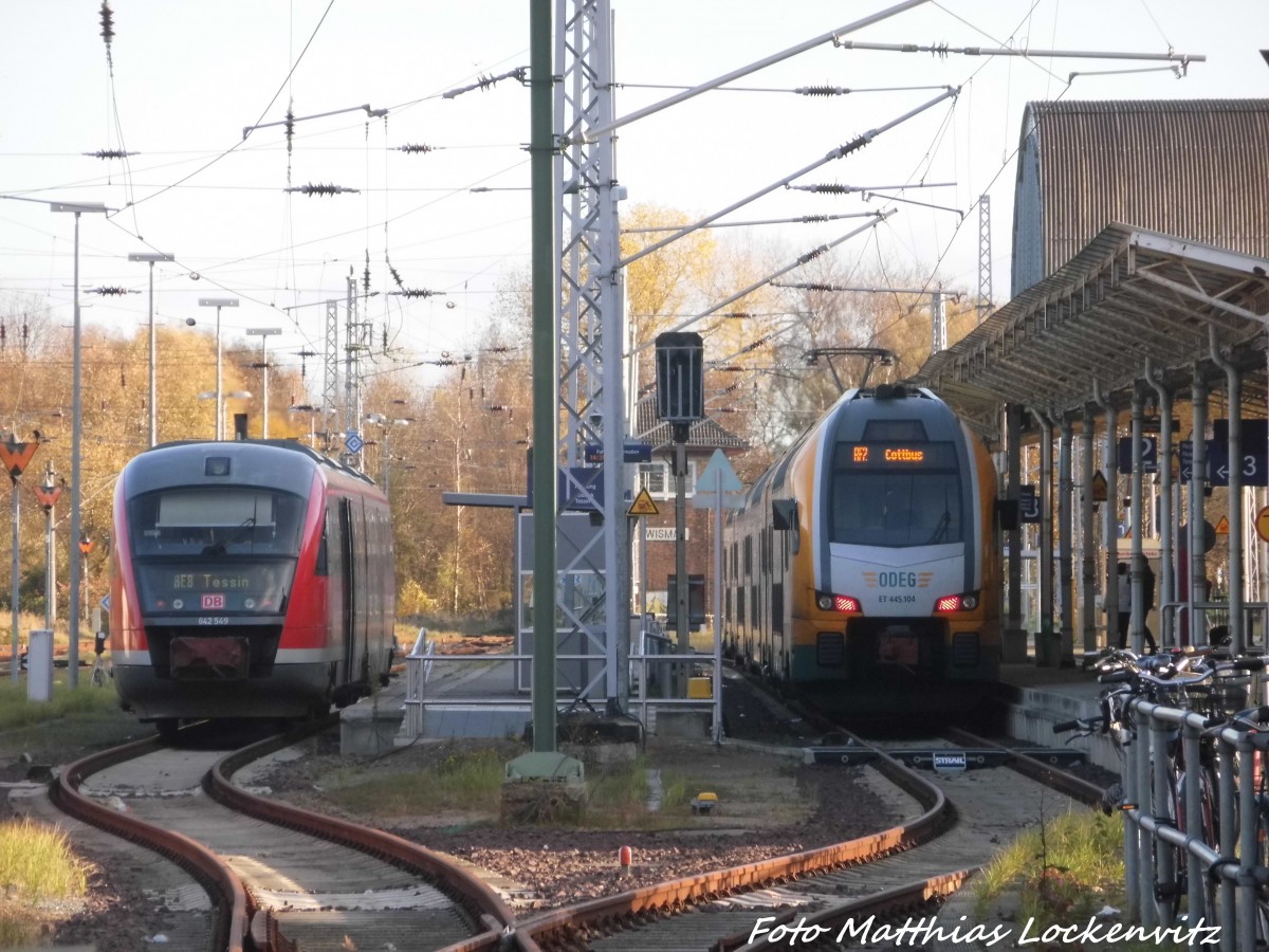 642 549 / 059 und ODEG ET 445.104 im Bahnhof Wismar am 8.11.15